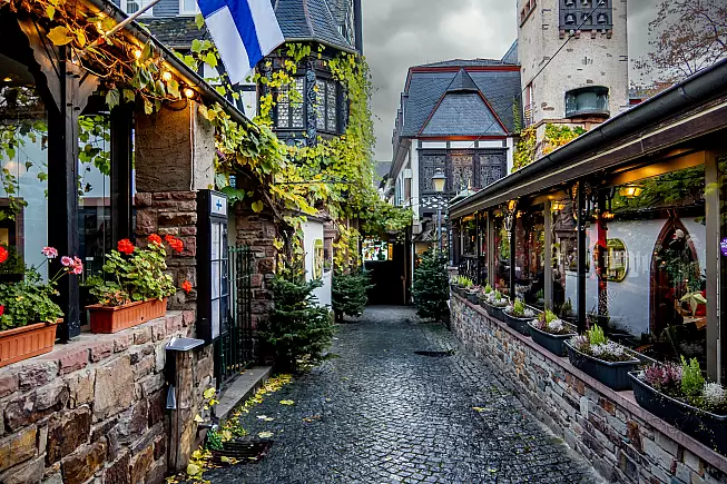 Le vie strette del centro storico di Rüdesheim am Rhein. 