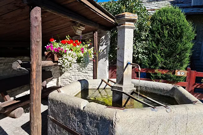 Sauze d'Oulx e le sue vecchie fontane in pietra. 
