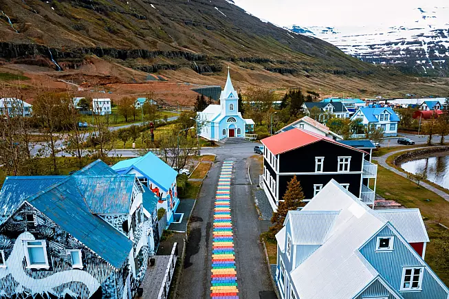 Seyðisfjörður, Austurland. Vista sulla chiesa Seyðisfjarðarkirkja. Shutterstock_2488364347