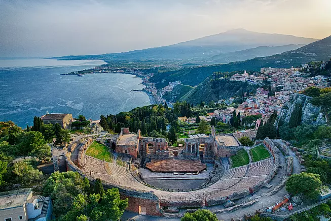 Teatro Antico di Taormina. Taormina, Sicilia. Shutterstock_2443716499