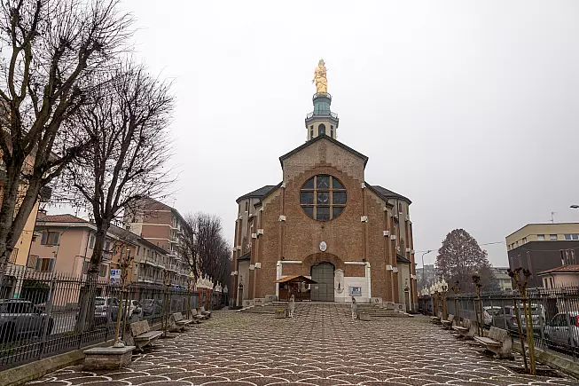 Tortona e il Santuario della Madonna della Guardia con la sua statua mariana. 