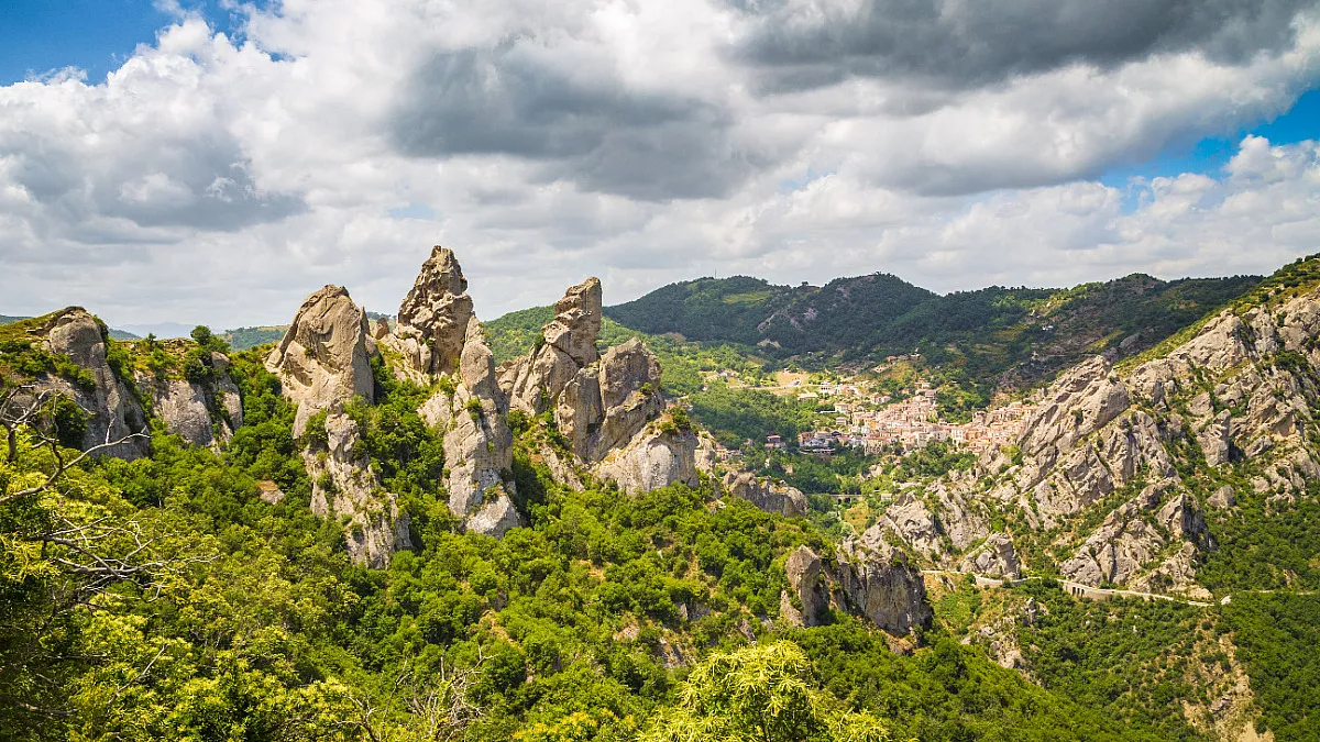 Val Basento. Dolomiti lucane e Castelmezzano. Shutterstock_1396462817
