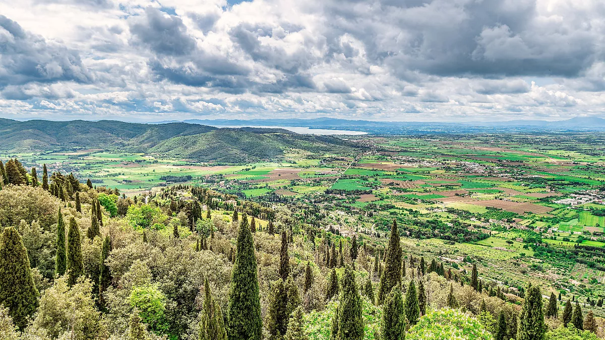 Val di Chiana, vista da Cortona. Shutterstock_2319661201
