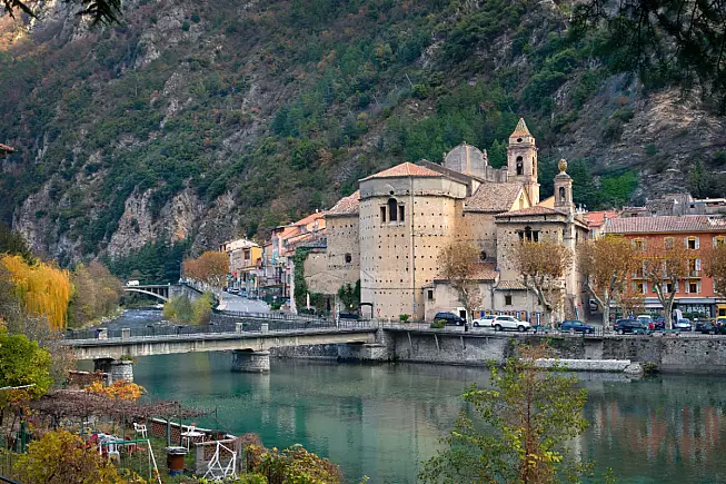 Breil-sur-Roya, sul fiume Roya, e Chiesa di S. Maria in Albis. Shutterstock_2233003977
