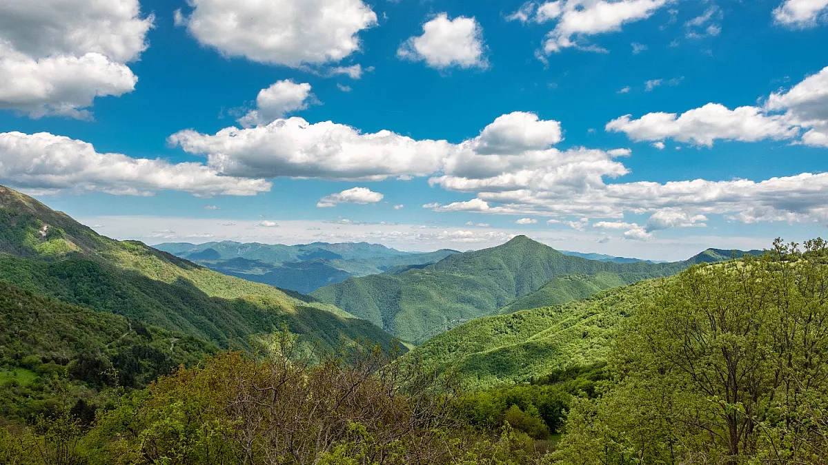 Capanne di Cosola, Monte Chiappo, Appennino ligure. Shutterstock_1461201395