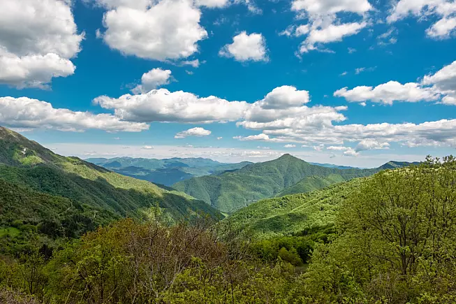 Capanne di Cosola, Monte Chiappo, Appennino ligure. Shutterstock_1461201395