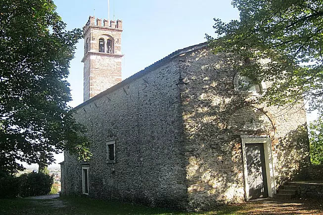 Castello di Schio ed ex chiesa di Santa Maria della Neve. Dario Cavedon, CC BY-SA 3.0, via Wikimedia Commons
