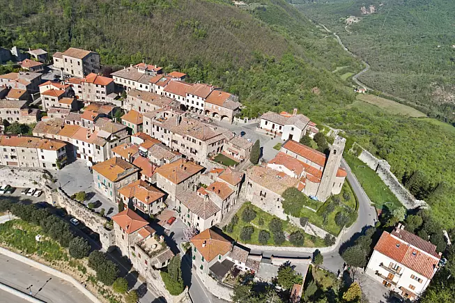 Civitella in Val di Chiana, panorama con la Chiesa di Santa Maria Assunta. Shutterstock_477097969