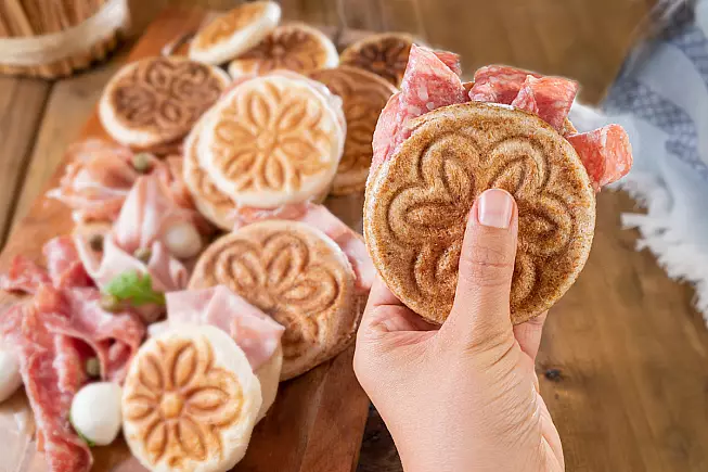 Crescentina modenese, o tigelle