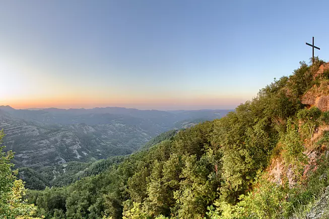 Croce della Sambuca al Passo della Sambuca. Shutterstock_1560180041