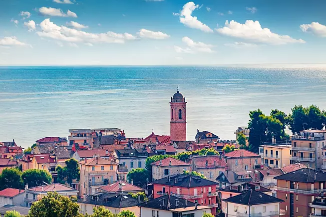 Vista sulla località di Cupra Marittima, su cui spicca la Chiesa di San Basso e Santa Margherita. 