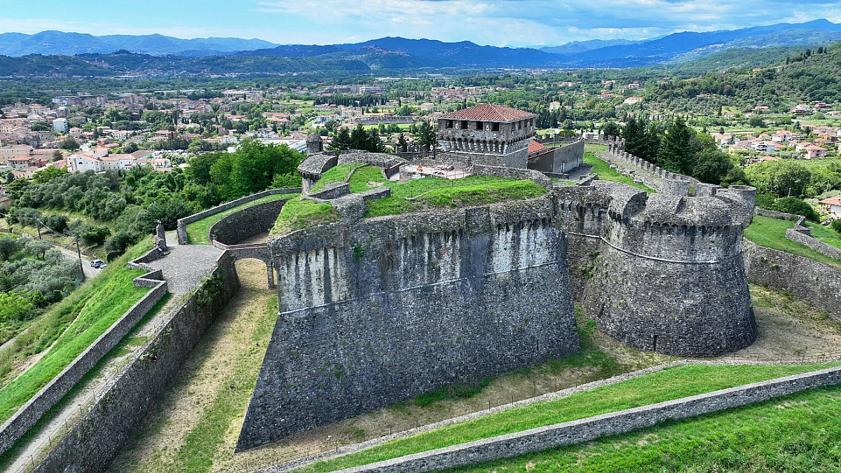 Fortezza di Sarzanello e vista sulla Val di Magra, Sarzana, La Spezia. Shutterstock_2632860001