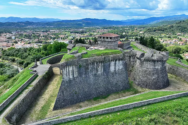Fortezza di Sarzanello e vista sulla Val di Magra, Sarzana, La Spezia. Shutterstock_2632860001