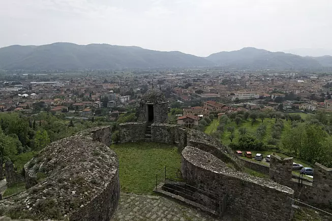 Fortezza di Sarzanello, Sarzana. Vista da un torrione. Shutterstock_52600747