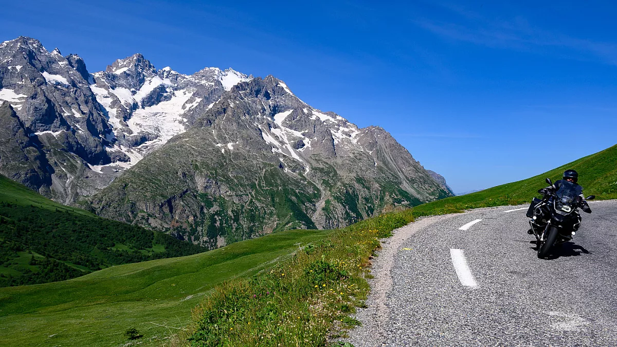 Francia, Col du Lautaret in moto. Shutterstock_2378706995