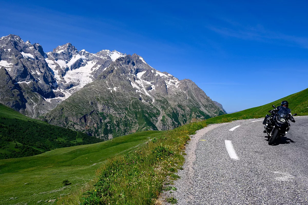 Francia, Col du Lautaret in moto. Shutterstock_2378706995