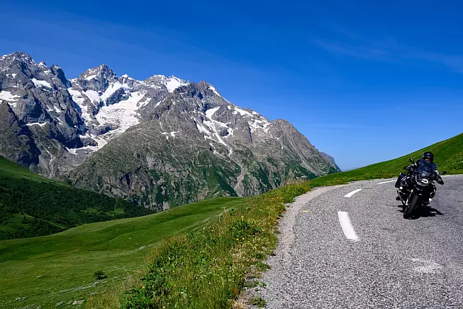 Francia, Col du Lautaret in moto. Shutterstock_2378706995