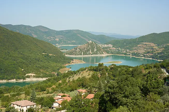 La vista panoramica sul Lago del Turano, da Ascrea. 