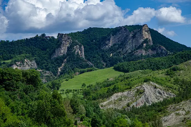 Parco dei Sassi di Roccamalatina. Shutterstock_2511416205