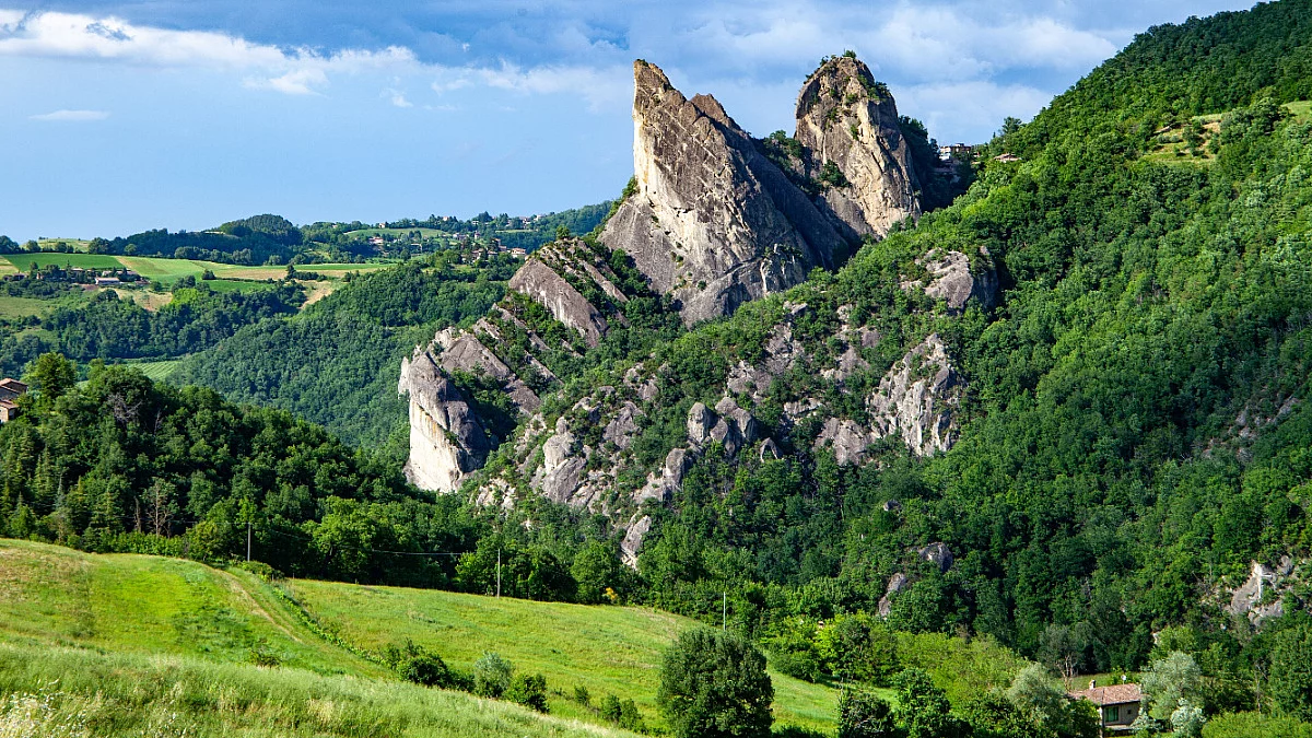 Parco Regionale dei Sassi di Roccamalatina. Shutterstock_2516019831