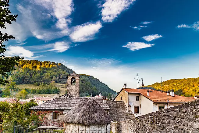 Passo della Sambuca, Passo dei capitani, Palazzuolo sul Senio. Shutterstock_323475683