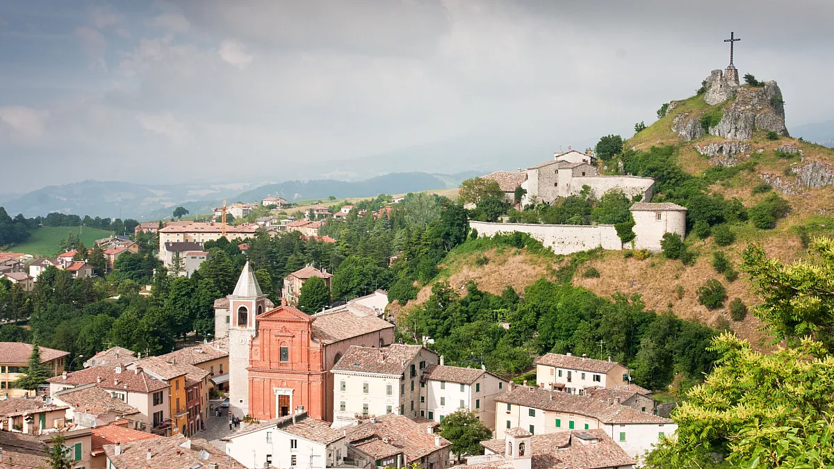 Pennabilli, panorama e vista sulla Cattedrale di San Leone. Shutterstock_69940855