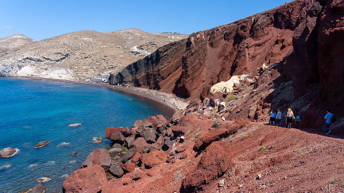 Red Beach Santorini, Akrotiri, Grecia. Shutterstock_2629410359