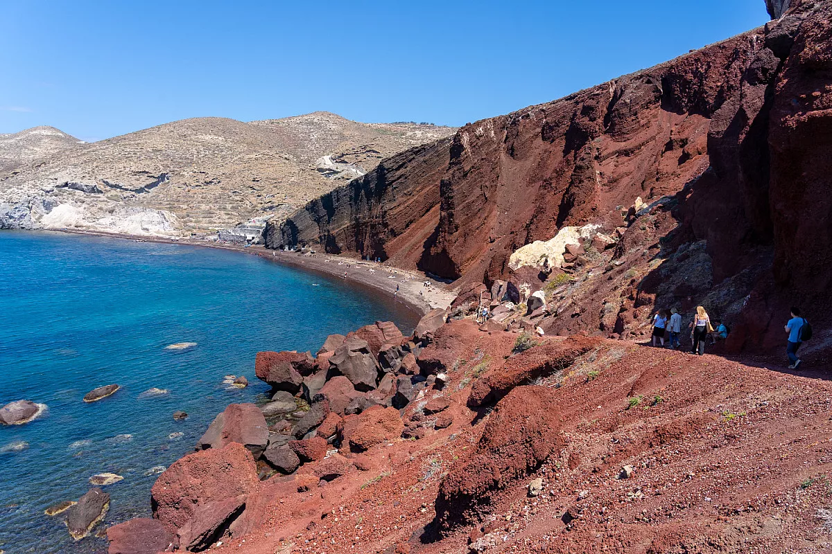 Red Beach Santorini, Akrotiri, Grecia. Shutterstock_2629410359
