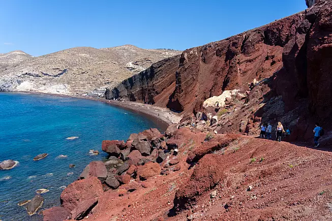 Red Beach Santorini, Akrotiri, Grecia. Shutterstock_2629410359