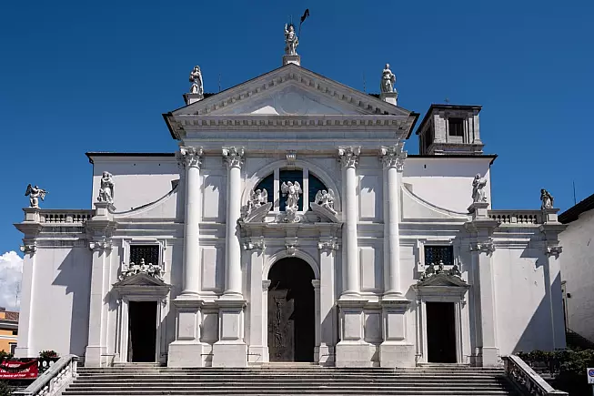 Il Duomo di San Michele Arcangelo, a San Daniele del Friuli. 