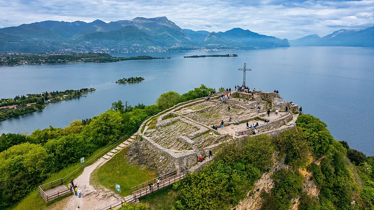 Siti palafitticoli Lago di Garda, Rocca di Manerba, Manerba del Garda. Shutterstock_2619534101