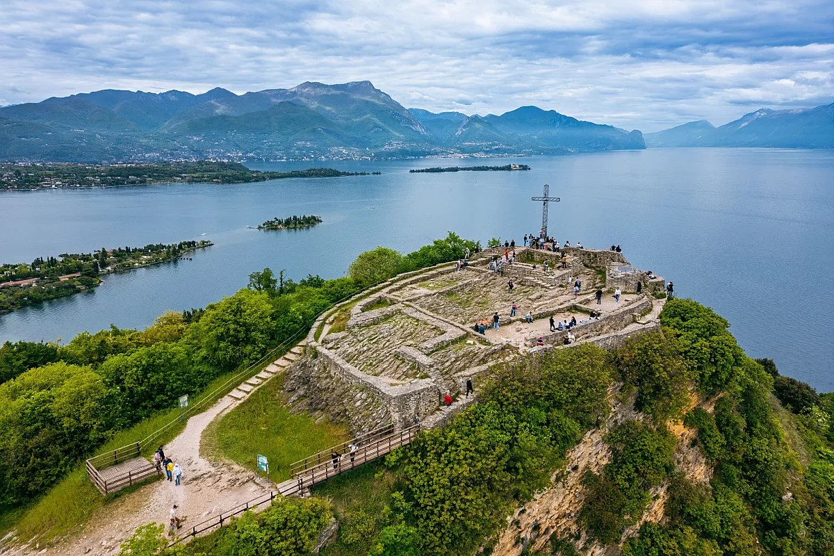 Siti palafitticoli Lago di Garda, Rocca di Manerba, Manerba del Garda. Shutterstock_2619534101
