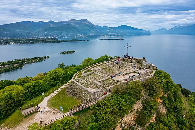 Siti palafitticoli Lago di Garda, Rocca di Manerba, Manerba del Garda. Shutterstock_2619534101