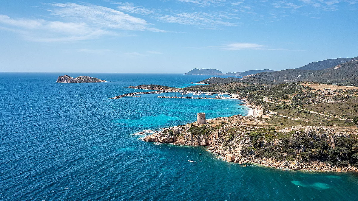 S.P.71, Strada panoramica Costa del Sud in moto, Chia, Sud Sardegna, Italia. Shutterstock_2458073583