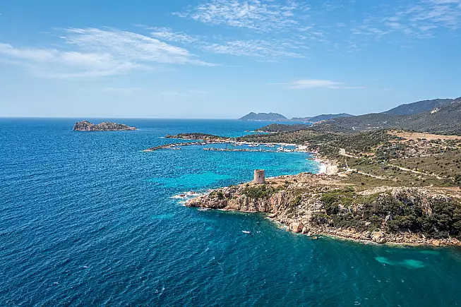 S.P.71, Strada panoramica Costa del Sud in moto, Chia, Sud Sardegna, Italia. Shutterstock_2458073583