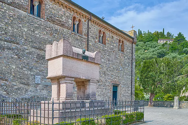 Tomba del Petrarca, davanti alla Chiesa Parrocchiale di Santa Maria Assunta. Arquà Petrarca. Shutterstock_2506718485