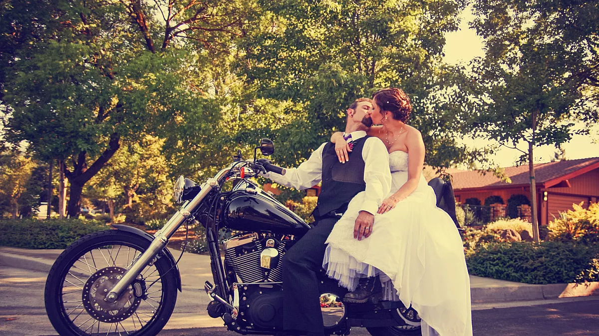 Viaggio di nozze in moto, viaggio di nozze giappone. Shutterstock_339142799