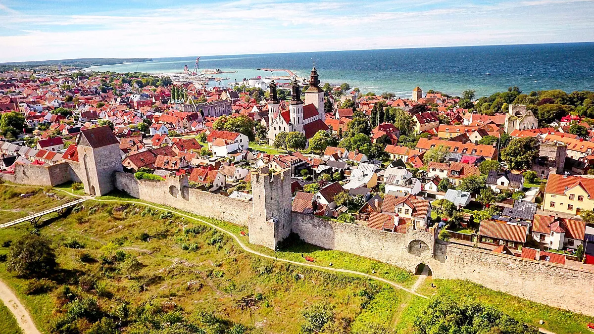 Visby, Gotland, Svezia. Shutterstock_1535575331