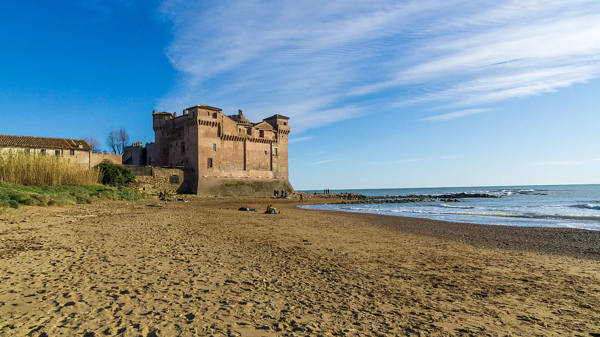 Castello Santa Severa spiaggia. Shutterstock_1682444539