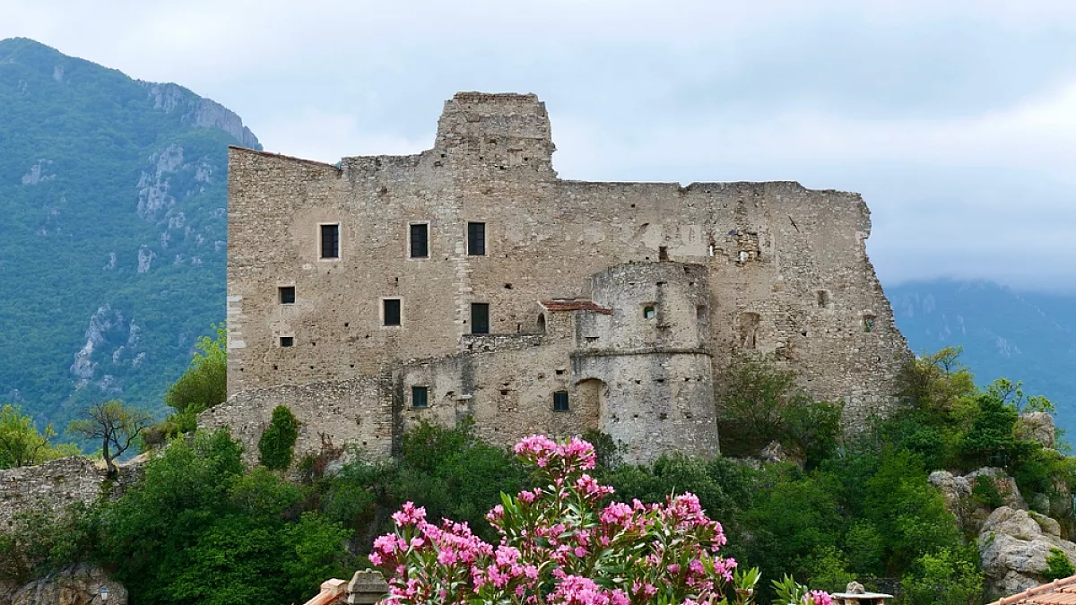 Il Castello dei Clavesana, a Castelvecchio di Rocca Barbena. 