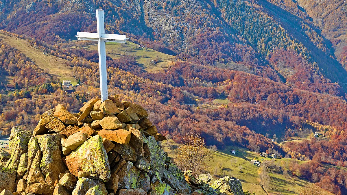 Colle del Lys, Monte Arpone, Piemonte, croce. Shutterstock_2135564601