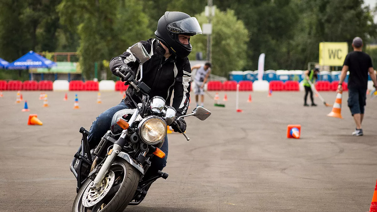 Come ottenere la patente per moto. Shutterstock_1115477354