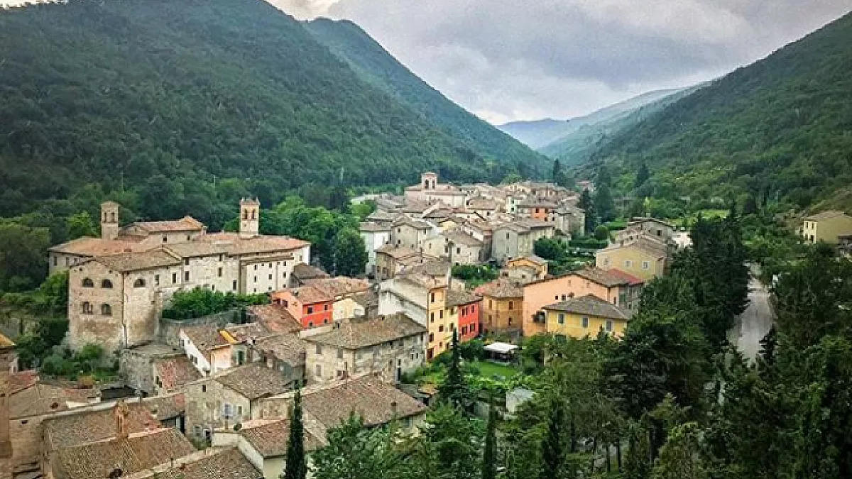 Vista dall'alto su Esanatoglia. Foto da pagina Facebook dei Borghi Più Belli d'Italia. 
