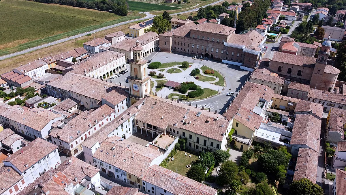 Gualtieri, Piazza Bentivoglio, Reggio Emilia. Shutterstock_2349731671