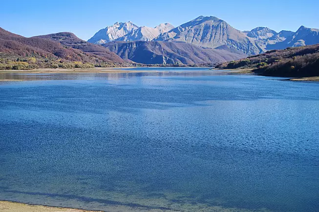 Lago di Campotosto, Abruzzo. Shutterstock_2543567729