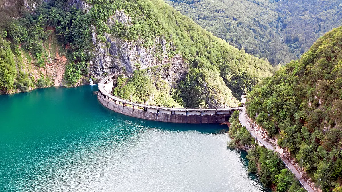 Lago di Spèccheri e Diga di Spèccheri, Vallarsa, Trento. Shutterstock_272889911