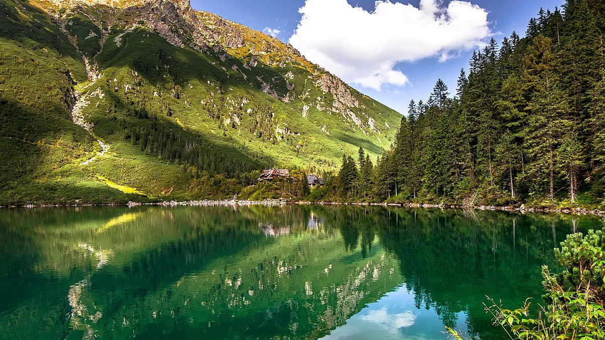 Monti Carpazi. Lago Morskie Oko, Zakopane, Polonia. Shutterstock_2646421163