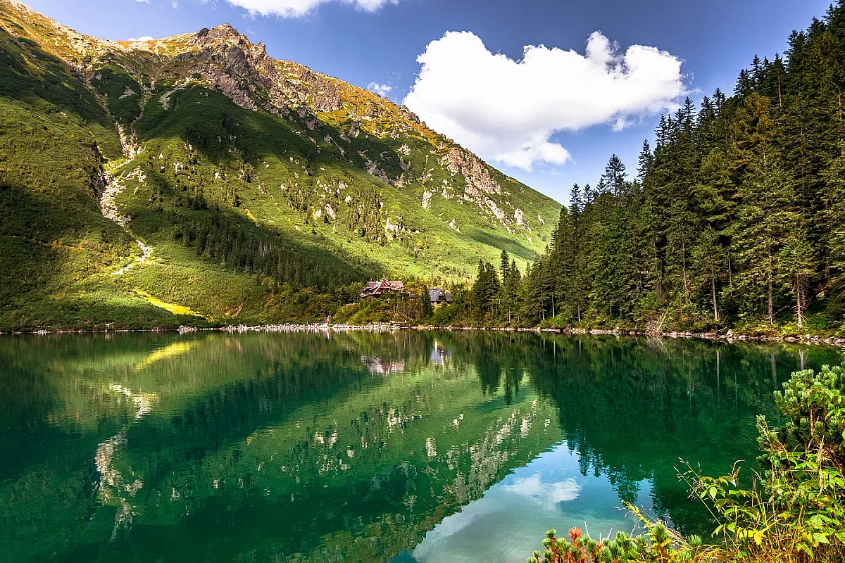 Monti Carpazi. Lago Morskie Oko, Zakopane, Polonia. Shutterstock_2646421163