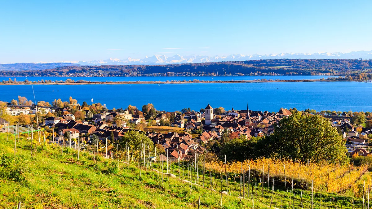 Neuveville, Lago Biel, Svizzera. Shutterstock_2502420879