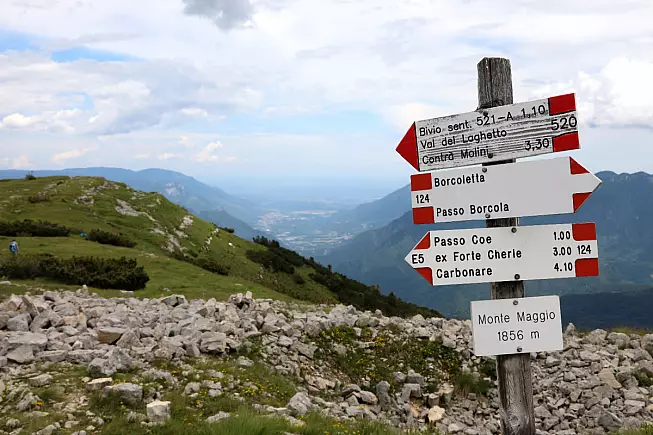 Passo della Borcola, trekking. Shutterstock_1817871413